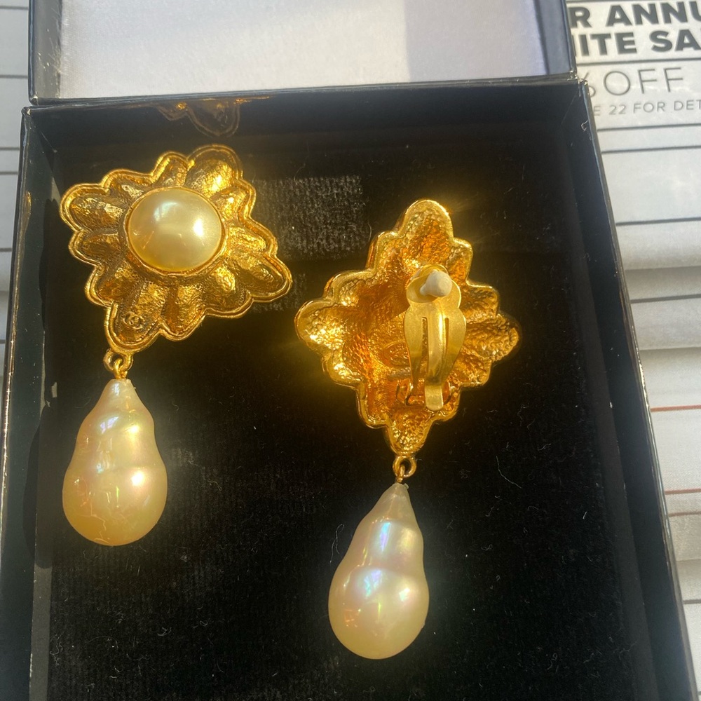 Chanel costume pearl drop earrings. - Picture 3 of 9